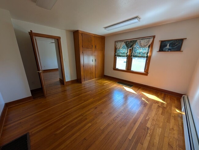 Building Photo - 4 Bedroom 2 Bathroom House - Middlebury