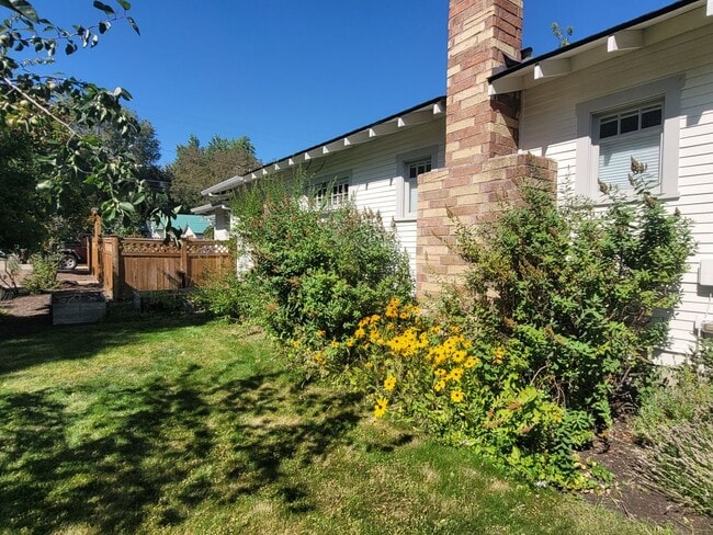 Building Photo - Charming Historical Home, Desirable Downtown Location. Flexible Lease Terms, 30-day Min. All Util...