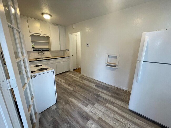 Building Photo - 1 Bed 1 Bath Duplex For Lease!