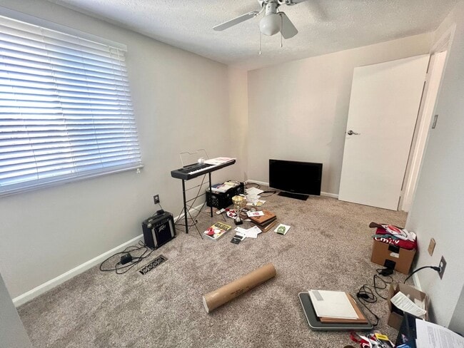 Building Photo - Adorable Townhouse - 2 Bedroom 1.5 Bathroom - Bonnie Brae Drive