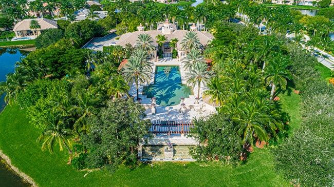 Building Photo - 10513 Versailles Blvd