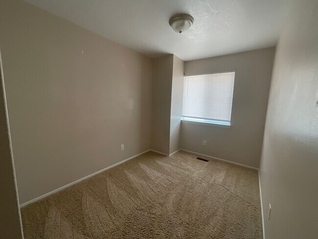 Building Photo - 1621 N Farmington Ave