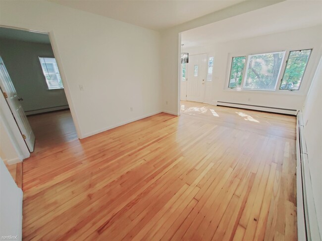 Building Photo - 3 br, 1.5 bath Condo - 41 Almira Dr Apt 1