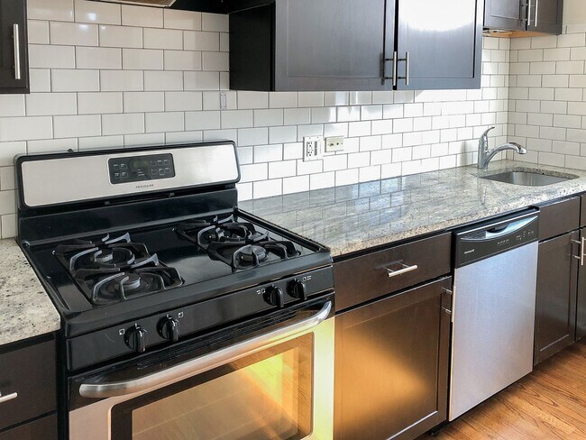 Interior Photo - 851-59 W. Cornelia