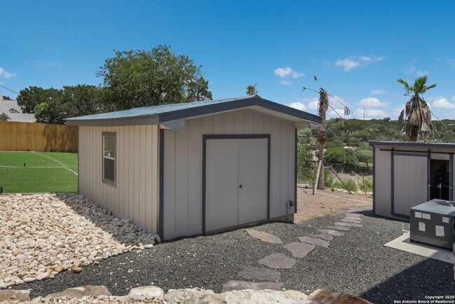 Building Photo - Hill Country Retreat
