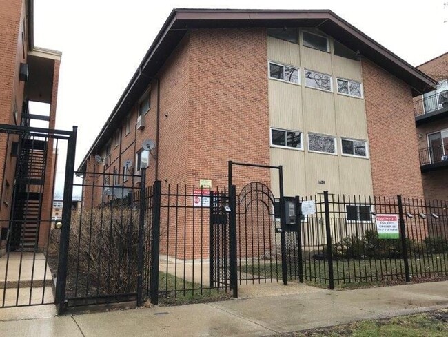 Primary Photo - 1626 W Estes Ave