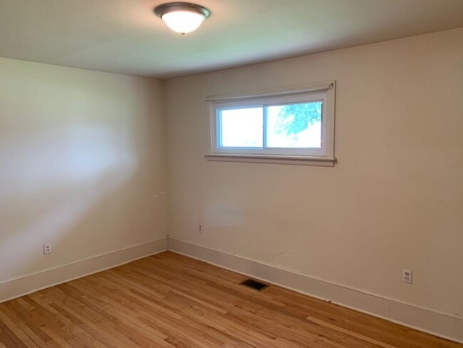 Building Photo - Adorable Single Family Home in Middletown