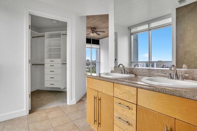 Building Photo - Gorgeous downtown unit! Views from every room!