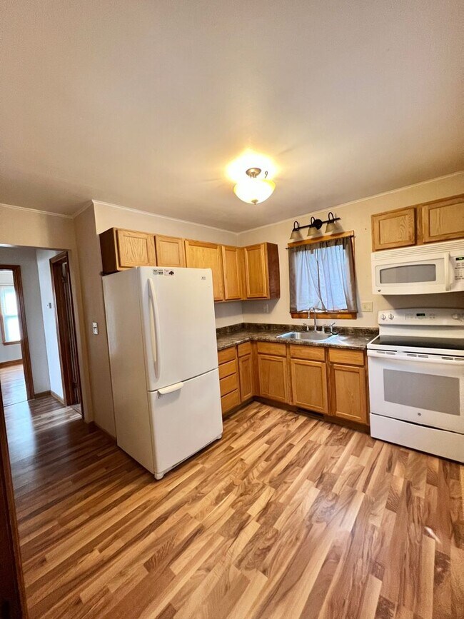 Building Photo - Spacious 2 Bedroom 1 Bath Single Family Home With Central Air- Available Now!