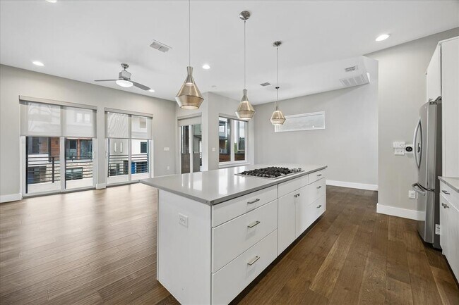 Building Photo - 5006 Pecan Springs Rd
