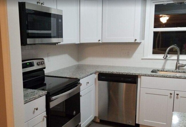 Building Photo - Charming 2-Bedroom, 1-Bath Home in Raytown, MO – Modern Finishes & Spacious Yard!