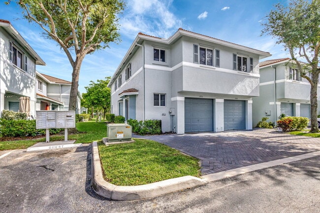 Building Photo - 1923 Alamanda Way