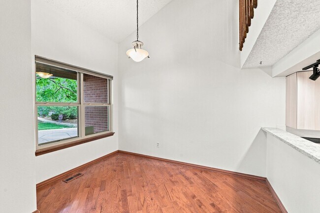 Building Photo - 3 bed, 3 full bath - perfect for roommates!