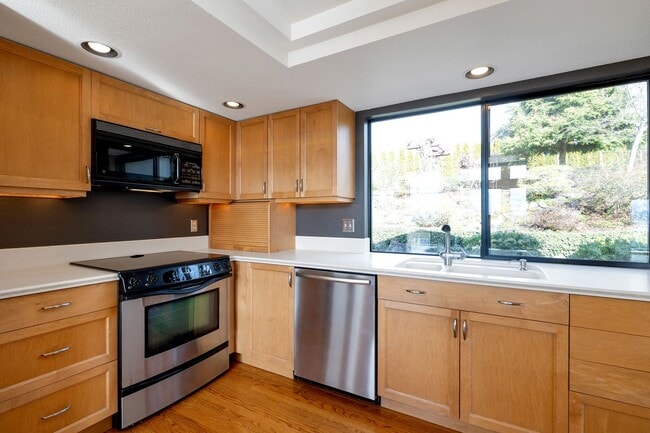 Building Photo - CLICK "REQUEST A TOUR" NOW!