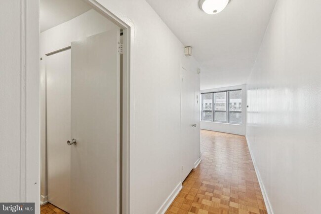 Building Photo - 224 W Rittenhouse Square