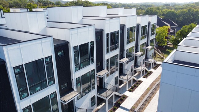 Building Photo - 910 Youngs Ln