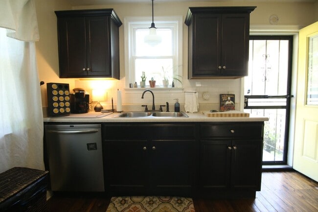 Building Photo - Awesome Cottage in the Heart of Inglewood/...