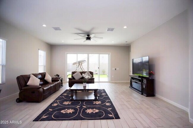 Building Photo - 10549 W Albert Ln