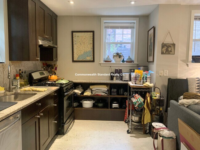 Building Photo - 33 Anderson St