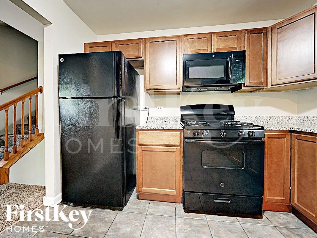 Building Photo - 42 Deerpath Rd