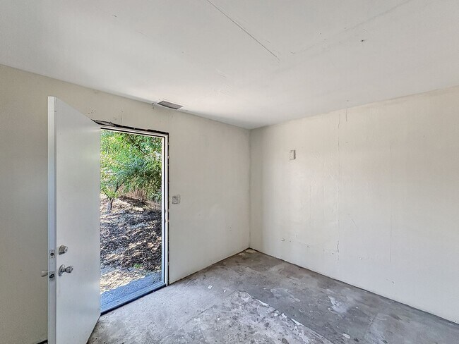 Building Photo - 839 N Midway Dr