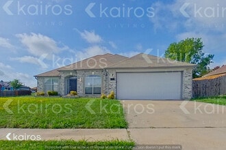 Building Photo - 4914 Glenoak Dr