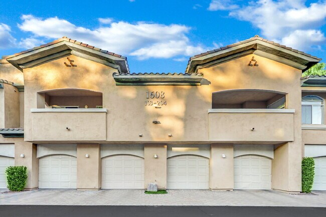 Building Photo - Experience Las Vegas in style and comfort with this beautiful first-floor 3-bedroom condo