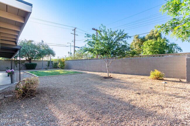 Building Photo - 1422 W Orange Dr