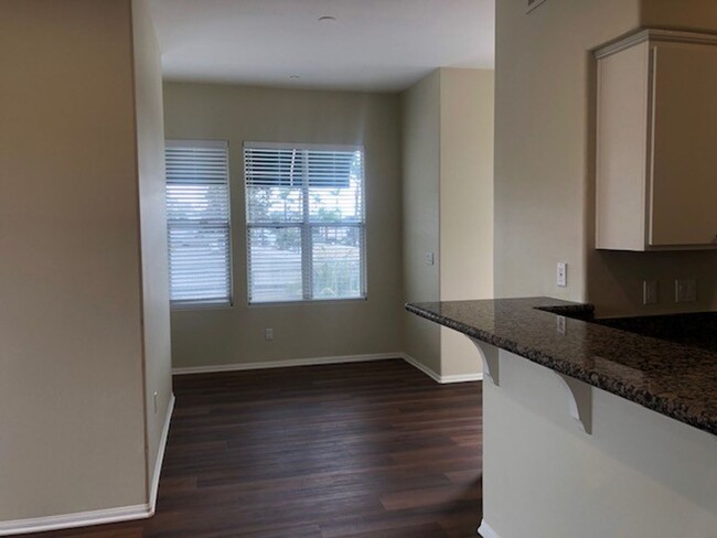 Building Photo - Mid Town Ventura Upstairs 2+2 Apartment