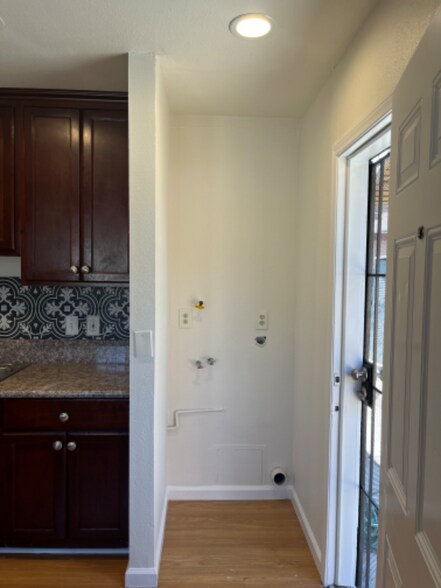Building Photo - 524 W 81st St
