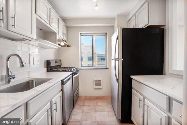 Building Photo - 730 24th St NW