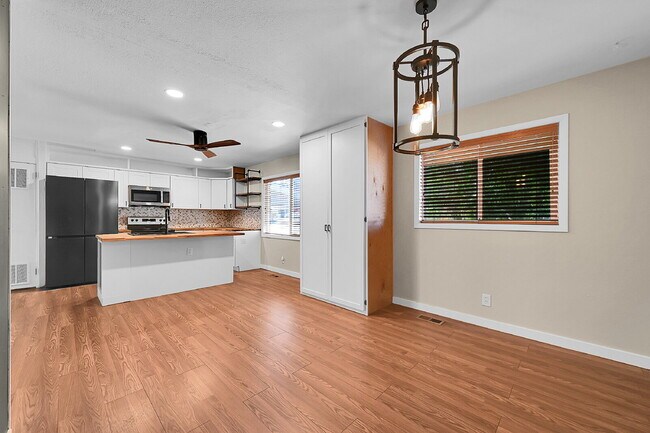 Building Photo - $2,295.00 - 3 Bedrooms, 2 Bathrooms, Singl...