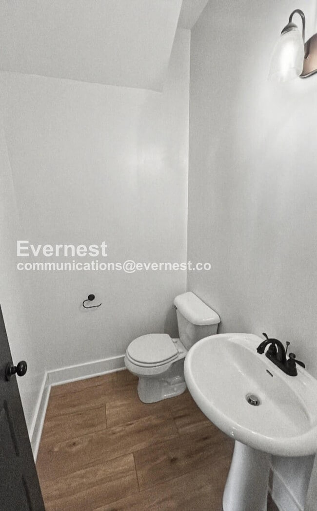 Building Photo - 3 Bed/2.5 Bath Home with Fenced Yard & Garage / Pet-Friendly / Available Now!