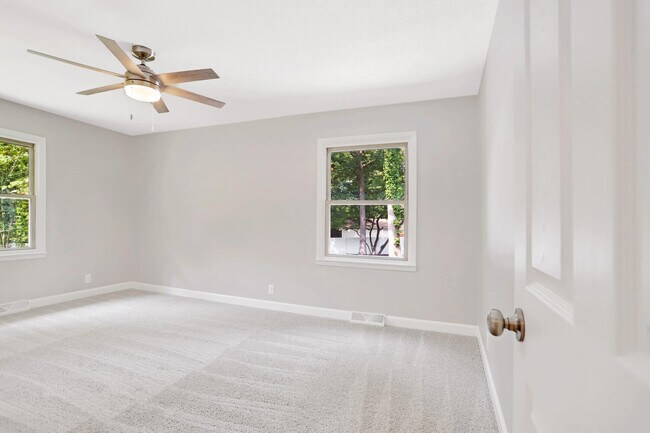 Building Photo - 1101 E Pin Oak Dr