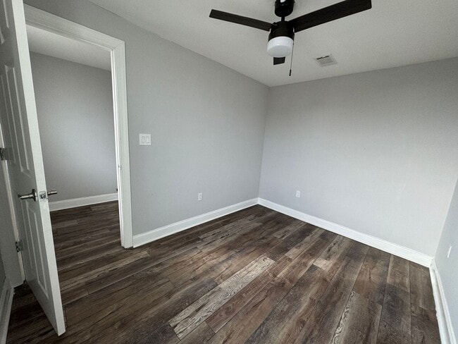 Building Photo - 610 E 9th St