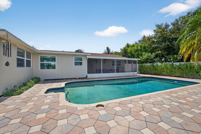 Building Photo - 704 Juniper Dr