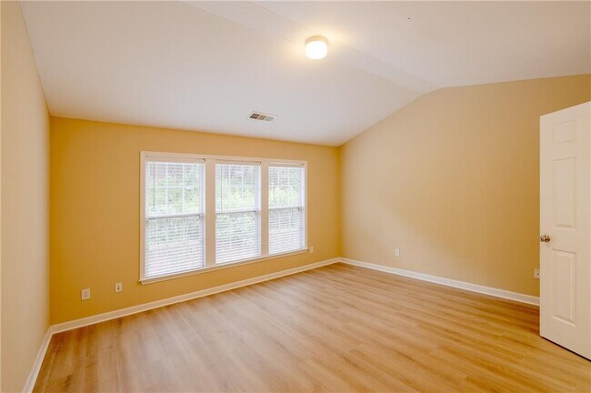 Building Photo - 2442 Fairlie Dr