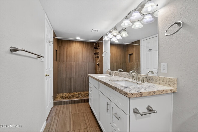 Building Photo - 6843 E Redfield Rd