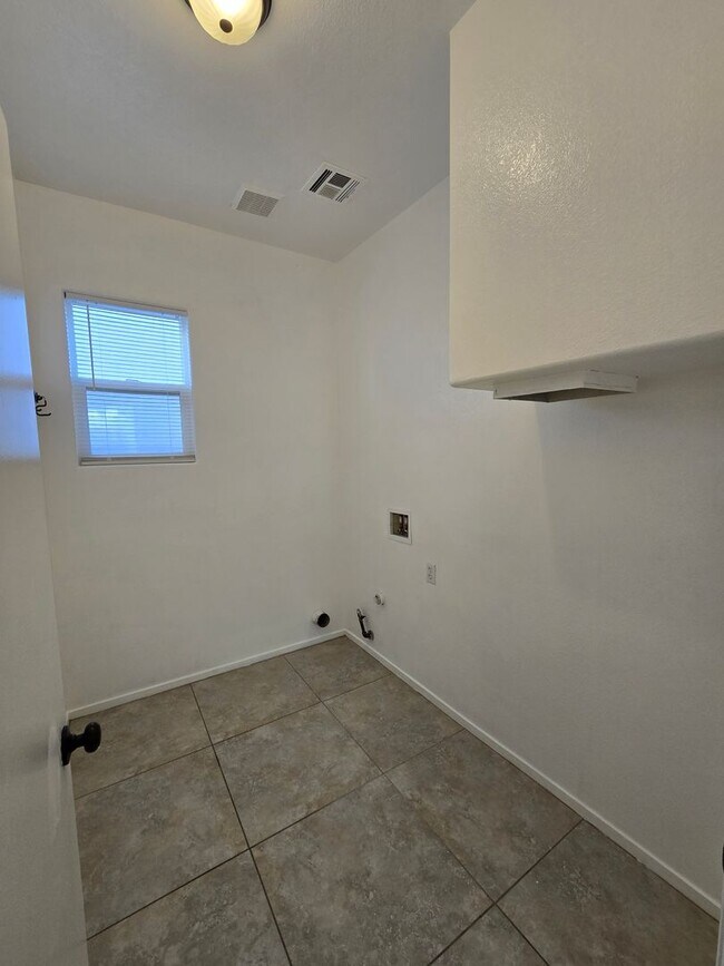 Building Photo - Spacious Two-Story Home in a Cul-de-Sac Location