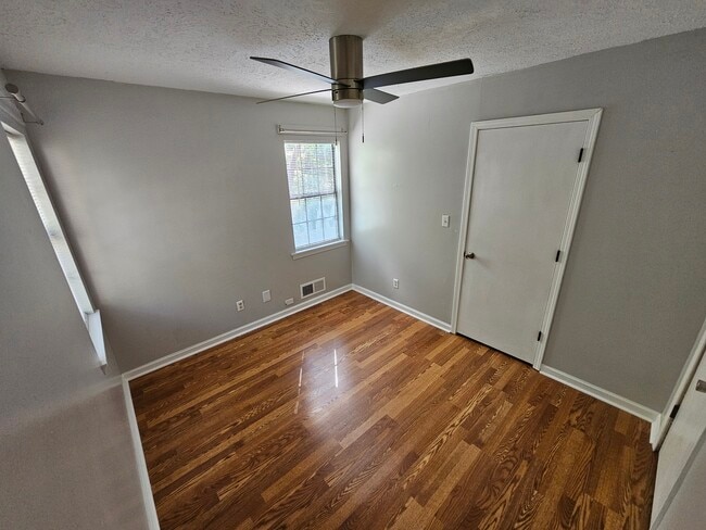 Building Photo - 290 Emerald Dr