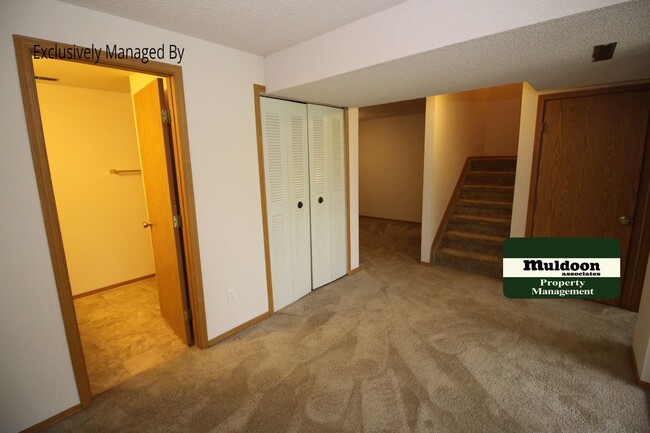 Building Photo - Comfortable Townhome!