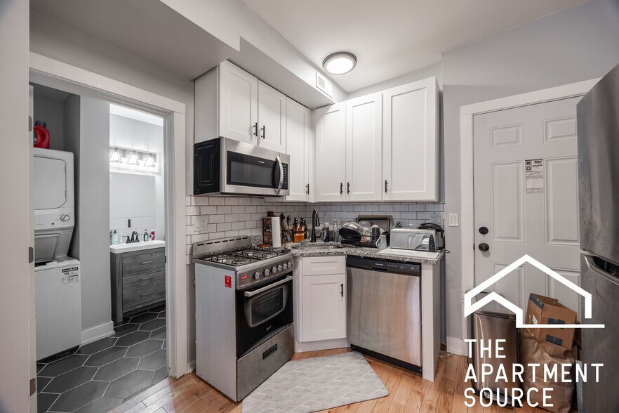 Building Photo - 1622 W Beach Ave
