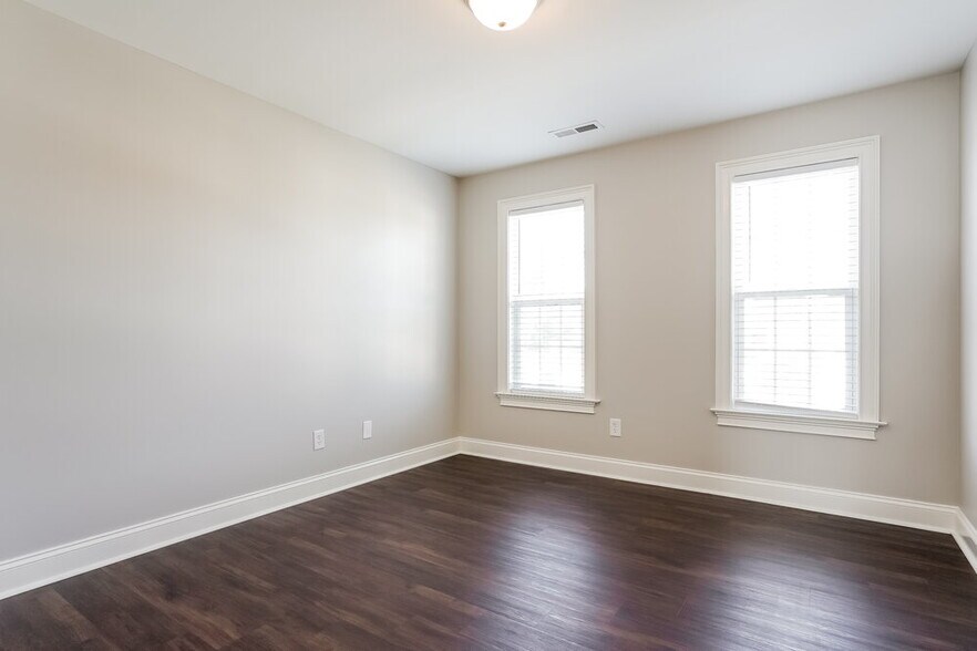 Building Photo - 476 Winding Oak Way