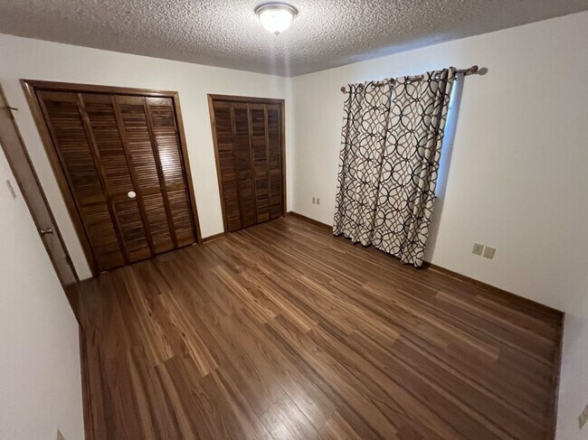 Building Photo - Spacious 4BR Brick Home with Office, Fireplace & Fenced Yard in Parkwood Terrace