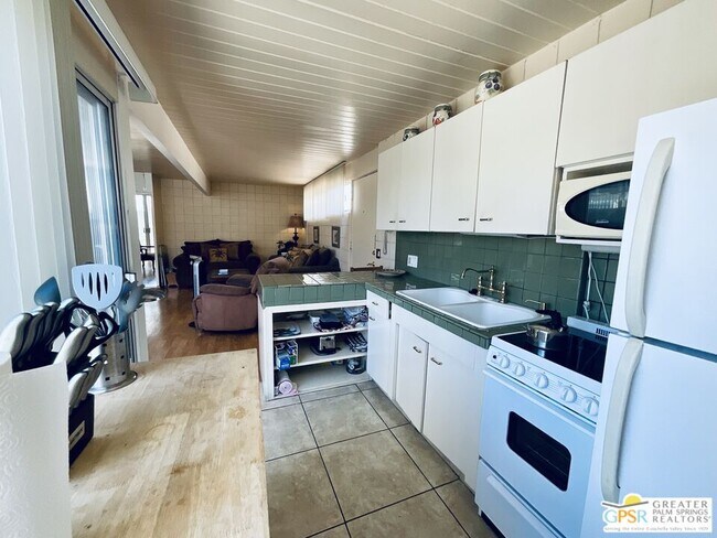 Building Photo - 1111 E Palm Canyon Dr