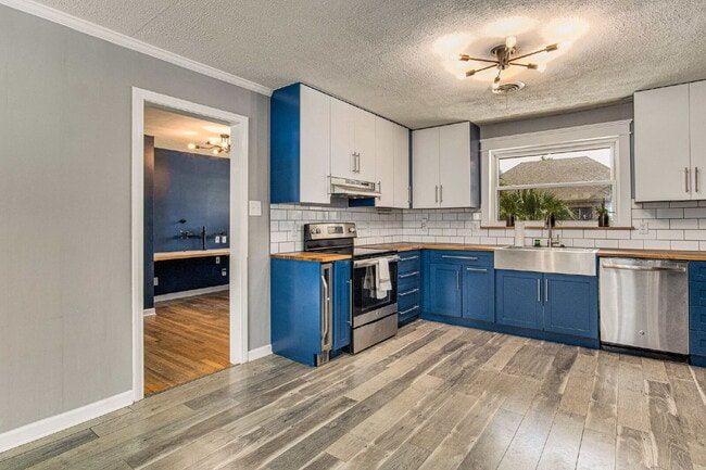 Building Photo - Beautiful East Hill home located in one of...