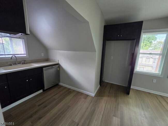 Building Photo - 37 Mapes Ave