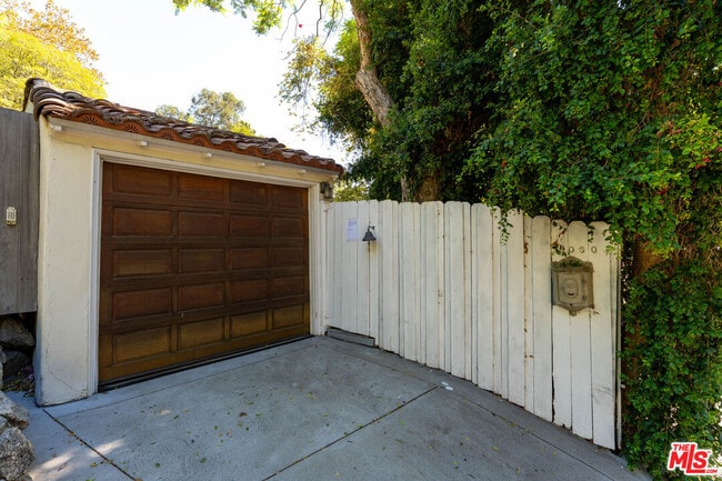 Building Photo - 8060 Woodland Ln