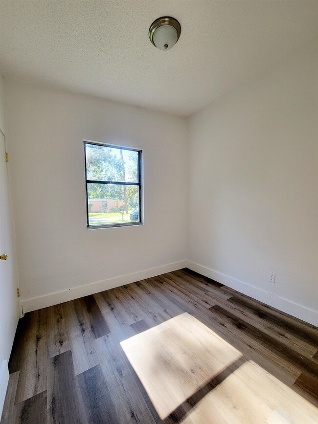 Building Photo - 906 N Veterans Dr