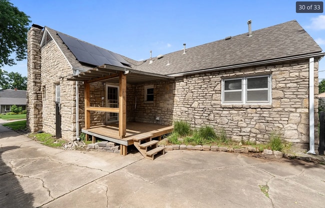 Building Photo - Stunning 4-bedroom, 2-bathroom Home
